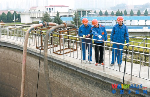 11月17日，市污水處理廠工作人員對(duì)氧化溝池底進(jìn)行清淤（圖）
