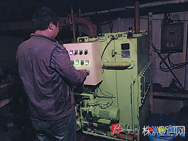 船艙內(nèi)安裝的生活污水排污處理設(shè)備 楊凌凌攝