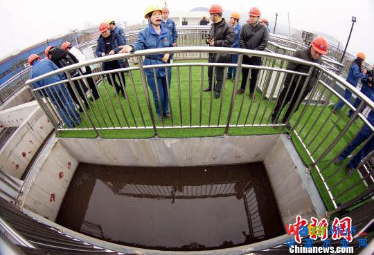 方大特鋼水處理中心正在運行的廢水綜合處理系統(tǒng)�！⊥蹶魂� 攝
