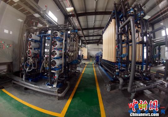 方大特鋼水處理中心正在運行的反滲透車間�！⊥蹶魂� 攝