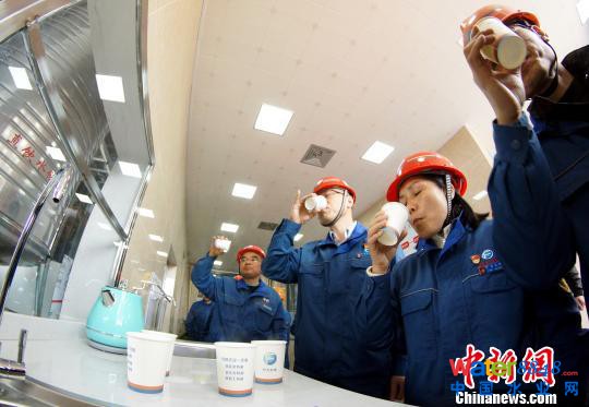 污水經(jīng)過多次處理后，變成可以直接飲用的純凈水�！⊥蹶魂� 攝