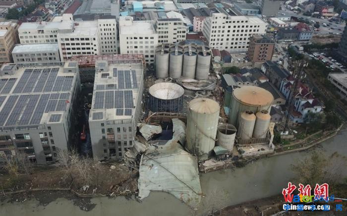 資料圖：2019年12月4日，浙江海寧倒塌的污水罐殘?bào)w覆蓋河道。<a target='_blank' >中新社</a>發(fā) 蔡自鑫 攝
